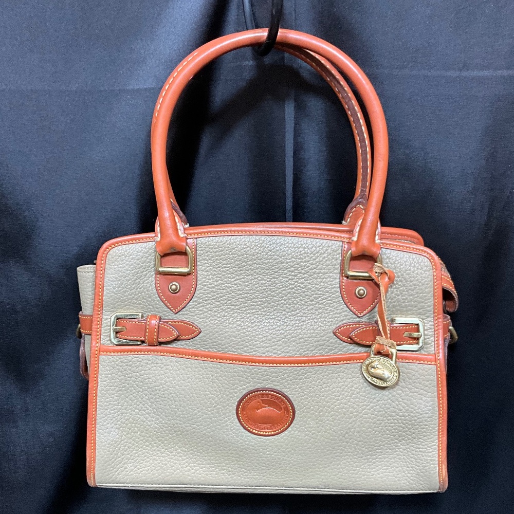 Dooney & Bourke tan, leather handbag.   52-H7Eb